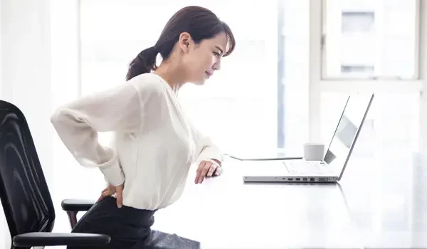 10 Tips Menghindari Nyeri Pinggang Saat Duduk Lama