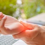 7 Cara Alami Mengatasi Tangan Pegal karena Terlalu Lama Mengetik