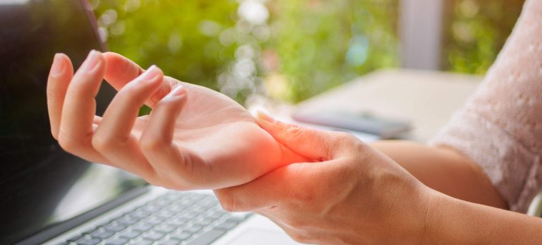 7 Cara Alami Mengatasi Tangan Pegal karena Terlalu Lama Mengetik