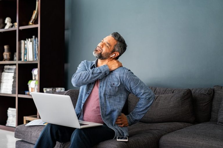 7 Kebiasaan Sehari-hari yang Harus Dihindari agar Punggung Tetap Sehat