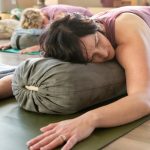 7 Gerakan Yoga untuk Kesehatan Tulang Belakang yang Optimal