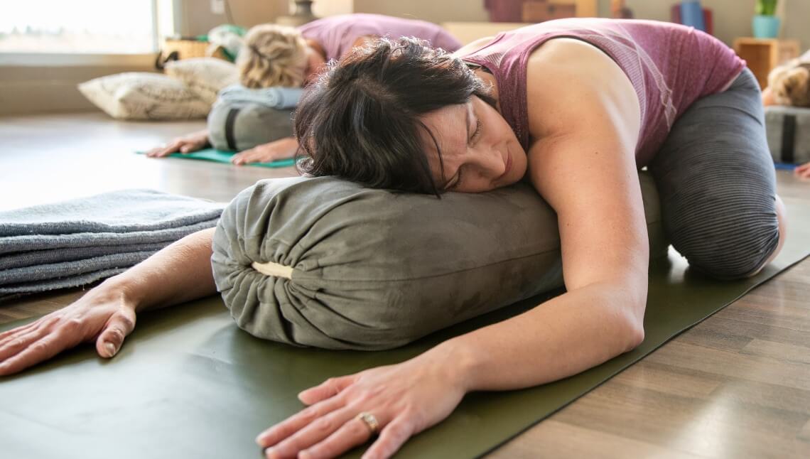 7 Gerakan Yoga untuk Kesehatan Tulang Belakang yang Optimal